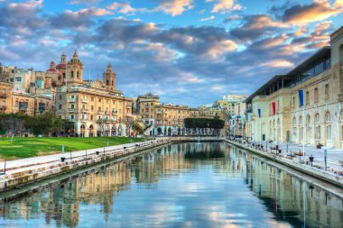 Gün batımında Birgu kasabasının güzel mimarisi, Malta