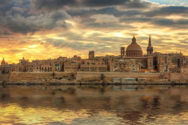 Valletta, gün doğumunda Malta 'nın başkenti..