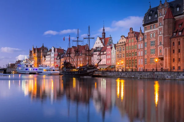 Gdansk Taki Eski Şehrin Şafak Vakti Motlawa Nehri Üzerindeki Güzel — Stok fotoğraf