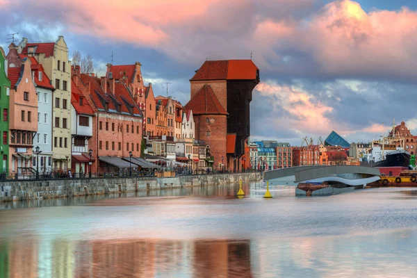 Gdansk 'taki eski şehrin güzel manzarası güneş doğarken Motlawa nehrinin üzerinde, Polonya.