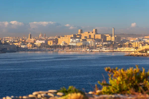 Paisaje Idílico Costa Malta Amanecer Con Ciudad Gzira —  Fotos de Stock
