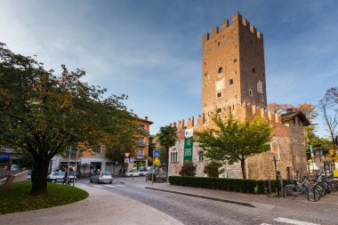 Trento, İtalya - 25 Ekim 2019: İtalya 'nın Güney Tyrol kentindeki Trento kentinin güzel İtalyan mimarisi.