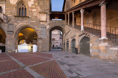 İtalya, Bergamo 'daki Piazza Vecchia' nın güzel mimarisi.