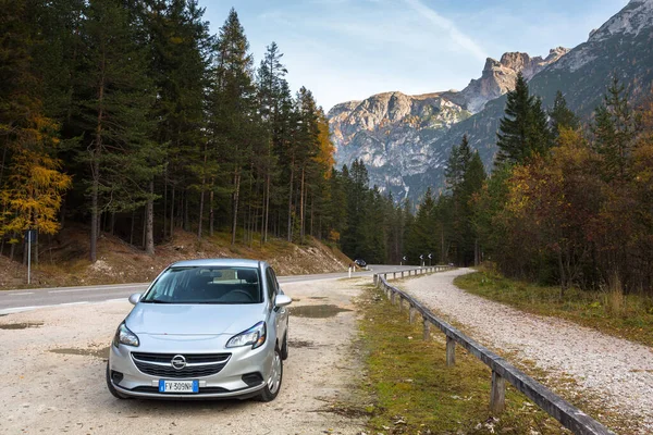 Тренто Италия Октября 2019 Года Автомобиль Opel Corsa Припаркован Идиллической — стоковое фото