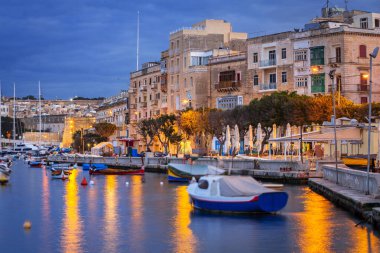 Alacakaranlıkta Birgu marinasının güzel mimarisi, Malta