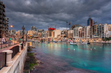 Malta 'daki Spinola Körfezi üzerinde kara bulutlar