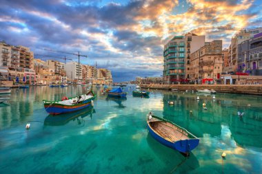 Güneş doğarken Spinola Körfezi 'nde geleneksel balıkçı tekneleri, Malta