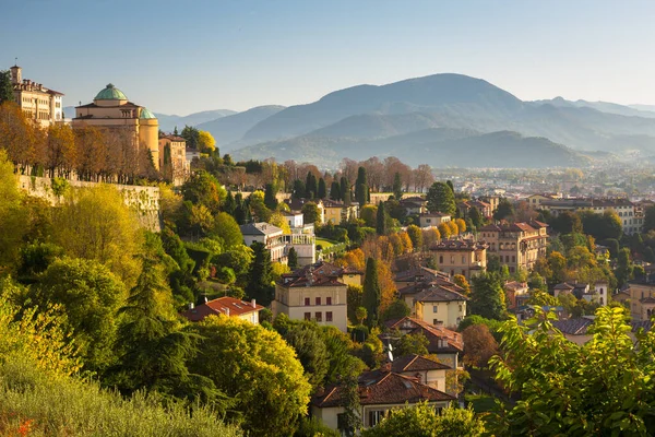 Cityscape of the Bergamo city осінь, Італія — стокове фото