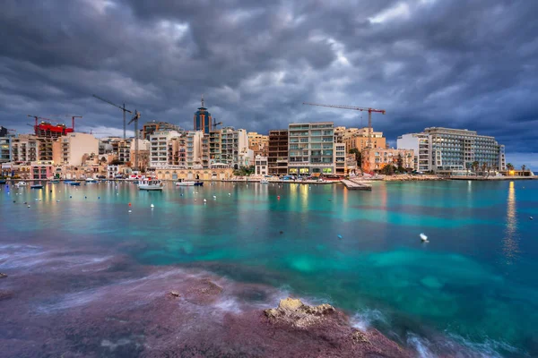 Nubes Oscuras Sobre Bahía Spinola Malta — Foto de Stock