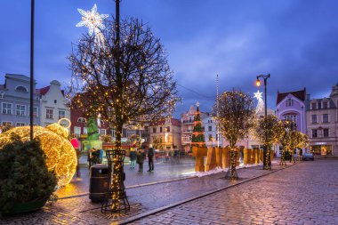 Grudziadz, Polonya - 26 Aralık 2019: Grudziadz, Polonya 'nın pazar yerinde güzel bir Noel ağacı