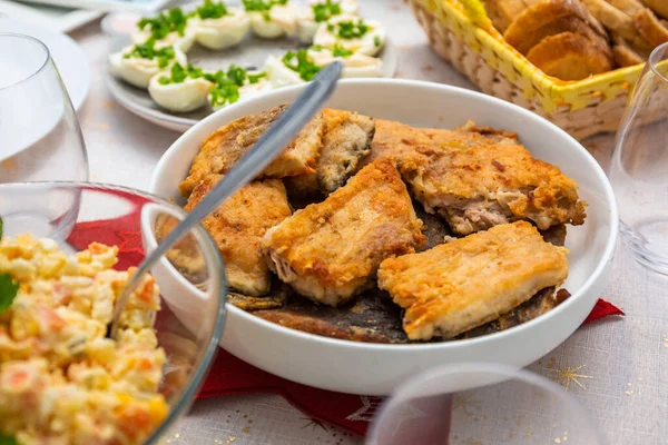 Weihnachtstisch Mit Gemüsesalat Und Traditionell Gebratenem Karpfenfisch — Stockfoto