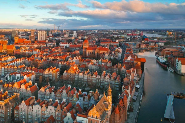 Luftaufnahme Der Danziger Altstadt Über Dem Fluss Motlawa Bei Sonnenaufgang — Stockfoto