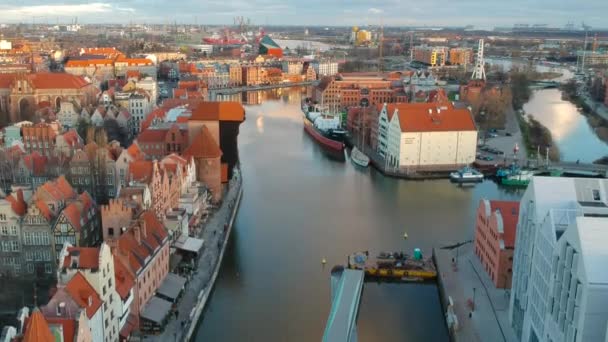 Gdansk Lengyelország Január 2020 Óváros Gdansk Felett Motlawa Folyó Napkeltekor — Stock videók