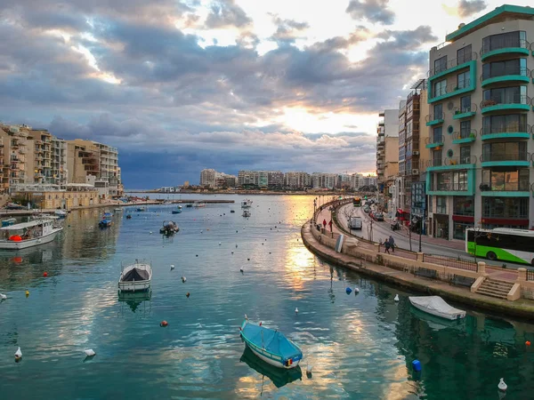 马耳他圣朱利安斯宾诺拉湾的日出 — 图库照片