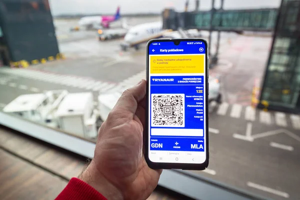 Gdansk Polônia Janeiro 2020 Mão Homem Com Smartphone Cartão Embarque — Fotografia de Stock