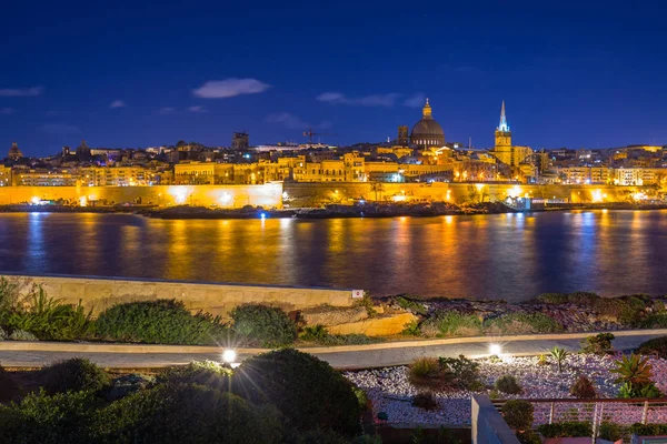 Málta Sziklás Partvonala Valletta Városának Építészete Éjszaka — Stock Fotó