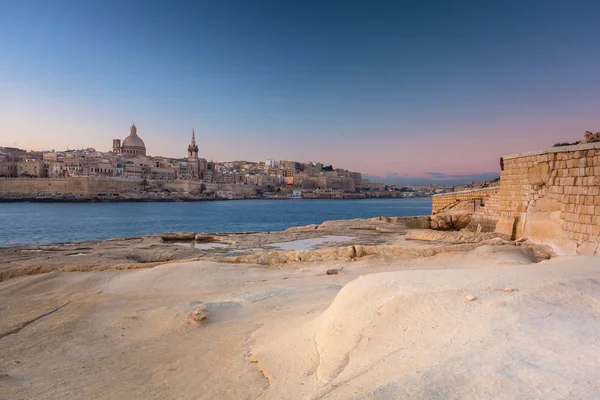Skaliste Wybrzeże Malty Piękna Architektura Miasta Valletta Świcie — Zdjęcie stockowe