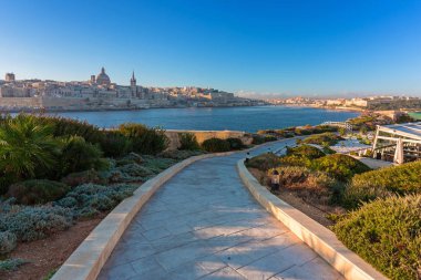 Gün doğumunda Sliema 'daki körfezde gezinti, Malta