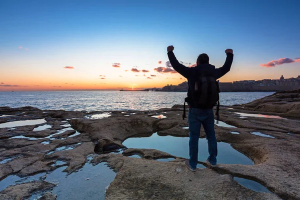 Muž Dívá Krásný Východ Slunce Ostrově Malta — Stock fotografie