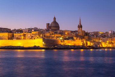 Şafakta Malta 'daki Valletta şehrinin güzel mimarisi