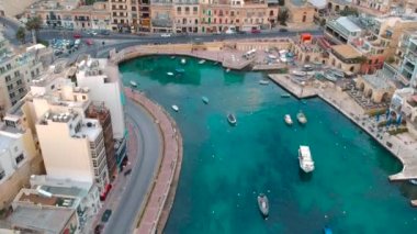 Güneş doğarken Spinola Körfezi 'nde geleneksel balıkçı tekneleri, Malta