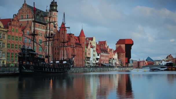 Bela Paisagem Cidade Velha Gdansk Sobre Rio Motlawa Nascer Sol — Vídeo de Stock