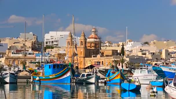 Παραδοσιακά Αλιευτικά Σκάφη Στο Μεσογειακό Χωριό Marsaxlokk Μάλτα — Αρχείο Βίντεο