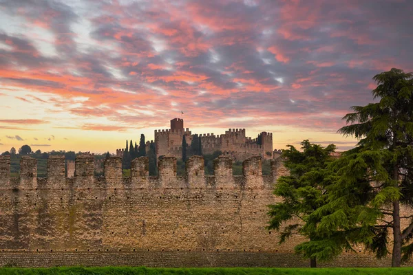 イタリアの日没でヴェローナ州の中世のソアーヴェ城 — ストック写真