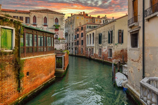 Каналы Венеции Традиционной Красочной Архитектурой Италия — стоковое фото