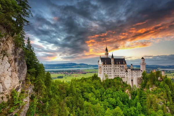 Slottet Neuschwanstein Bayerska Alperna Solnedgången Tyskland — Stockfoto