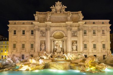 Roma'daki Trevi Çeşmesi güzel mimari gece, İtalya