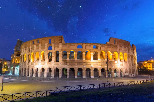 El Coliseo iluminado de noche en Roma, Italia — Foto de Stock