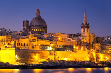 Şafakta Malta 'daki Valletta şehrinin güzel mimarisi