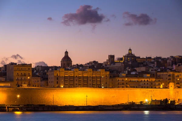 새벽에 몰타에 도시의 아름다운건 축물들 — 스톡 사진