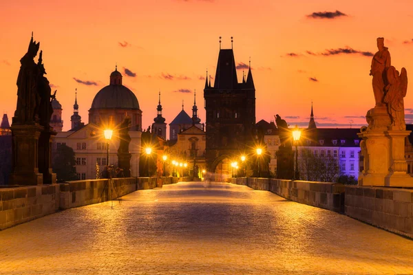 夜明けのプラハのカレル橋 チェコ — ストック写真