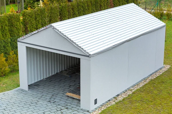 Instalación Nuevo Garaje Con Elementos Metálicos Jardín —  Fotos de Stock