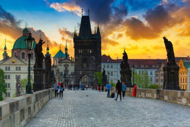 Prag, Çek Cumhuriyeti - 20 Nisan 2019: Gün doğumunda Prag'daki Charles köprüsünün mimarisi, Çek Cumhuriyeti