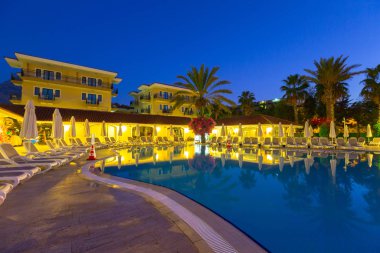 Tekirova, Türkiye - 2 Eylül 2019: Sabah vakti Tekirova'daki Phaselis Rose otelinin güzel havuzu. Tekirova, Türkiye'nin Akdeniz kıyısında yer alan bir sahil beldesi dir.