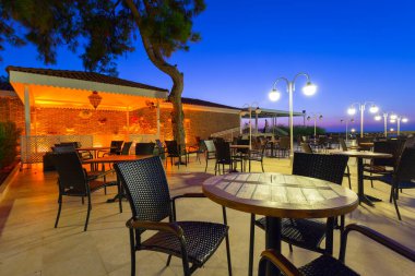 Tekirova, Türkiye - 2 Eylül 2019: Sabah vakti Tekirova'daki Phaselis Rose otelinin güzel bahçe alanı. Tekirova, Türkiye'nin Akdeniz kıyısında yer alan bir sahil beldesi dir.