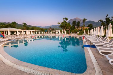 Tekirova, Türkiye - 2 Eylül 2019: Tekirova, Türkiye'deki Phaselis Rose otelinin güzel havuz alanı. Tekirova, Antalya ilinin Akdeniz kıyısında yer alan sahil beldesidir.