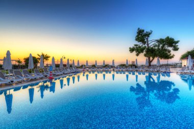 Tekirova, Türkiye - 2 Eylül 2019: Türkiye 'nin Tekirova kentindeki Phaselis Rose otelinin güzel havuzu. Tekirova, Türkiye 'de Antalya ilinin bir tatil beldesidir.