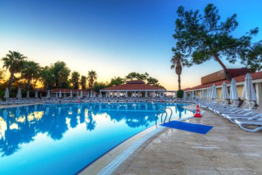 Tekirova, Türkiye - 2 Eylül 2019: Türkiye 'nin Tekirova kentindeki Phaselis Rose otelinin güzel havuzu. Tekirova, Türkiye 'de Antalya ilinin bir tatil beldesidir.