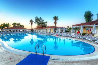 Tekirova, Türkiye - 2 Eylül 2019: Türkiye 'nin Tekirova kentindeki Phaselis Rose otelinin güzel havuzu. Tekirova, Türkiye 'de Antalya ilinin bir tatil beldesidir.