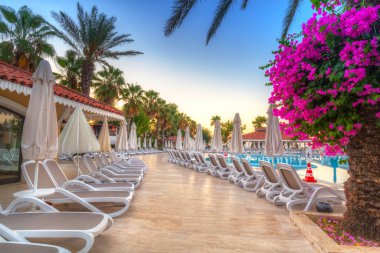 Tekirova, Türkiye - 2 Eylül 2019: Türkiye 'nin Tekirova kentindeki Phaselis Rose otelinin güzel havuzu. Tekirova, Türkiye 'de Antalya ilinin bir tatil beldesidir.