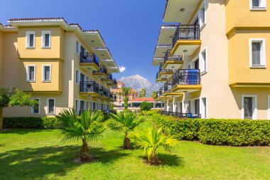 Tekirova, Türkiye - 2 Eylül 2019: Tekirova, Türkiye'deki Phaselis Rose otelinin güzel bahçe alanı. Tekirova, Türkiye'nin Akdeniz kıyısında yer alan bir sahil beldesi ve kasabasıdır.