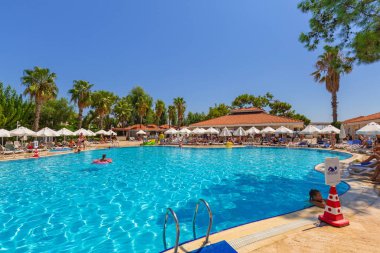 Tekirova, Türkiye - 2 Eylül 2019: Tekirova, Türkiye'deki Phaselis Rose otelinin güzel havuz alanı. Tekirova, Türkiye'nin Akdeniz kıyısında yer alan bir sahil beldesi dir.