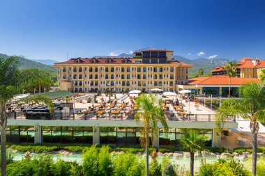 Tekirova, Türkiye - 2 Eylül 2019: Tekirova, Türkiye'deki Phaselis Rose otelinin güzel bahçe alanı. Tekirova, Türkiye'nin Akdeniz kıyısında yer alan bir sahil beldesi ve kasabasıdır.