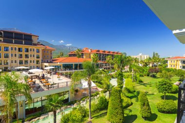 Tekirova, Türkiye - 2 Eylül 2019: Tekirova, Türkiye'deki Phaselis Rose otelinin güzel bahçe alanı. Tekirova, Türkiye'nin Akdeniz kıyısında yer alan bir sahil beldesi ve kasabasıdır.