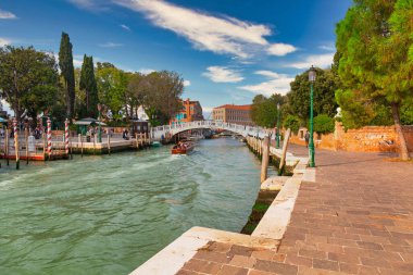 Venedik, İtalya - 24 Ekim 2019: Venedik Kanalları Tekneleri ve geleneksel renkli mimarisi olan, İtalya