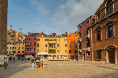 Venedik, İtalya - 24 Ekim 2019: Venedik, İtalya 'da geleneksel renkli mimari